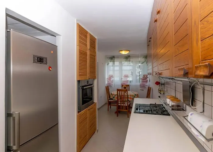 Rose Apartment Split